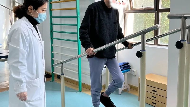 选择陪护公司时，首先要关注陪护人员的资质。合格的陪护人员应具备以下条件：