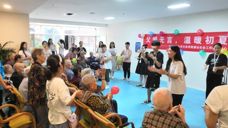 家庭陪护服务的双重考量：优势与挑战并存**